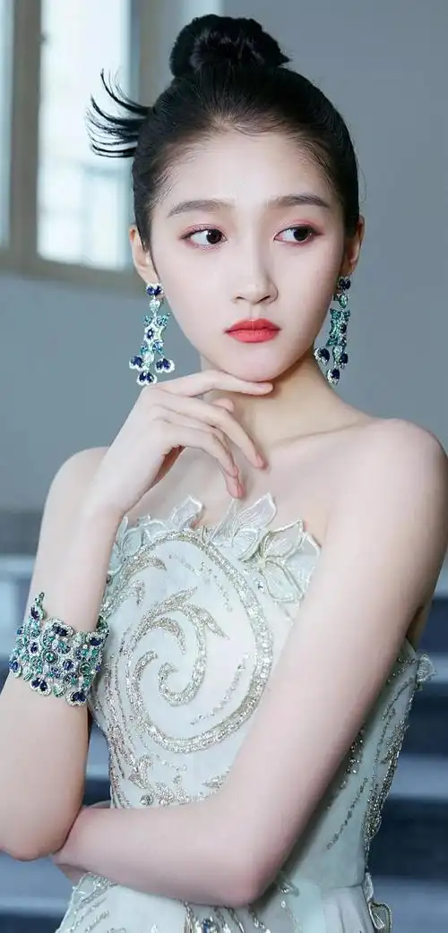 青春靓丽,甜美可爱的关晓彤,甜美动人!__财经头条