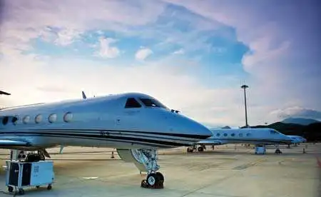 停机坪上的私人飞机