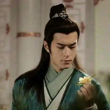 在电视剧《圆月弯刀》中,古天乐饰演的丁鹏前往客栈喝酒,三招打败崆峒