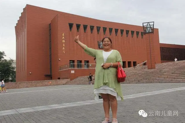 苗族老师李光珍来自昭通市巧家县小河镇六合小学,这里地处偏远,是少数