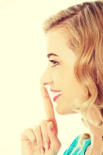 一个女人做沉默的姿态的侧视图