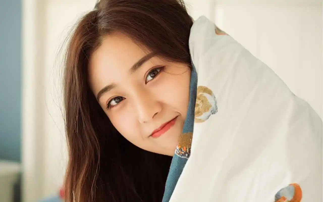 氧气美女床上写真高清桌面电脑壁纸