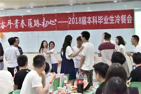 冷餐会由洪烨,吴艺迪主持,毕业班依次展示了班级视频,或严肃正经,或