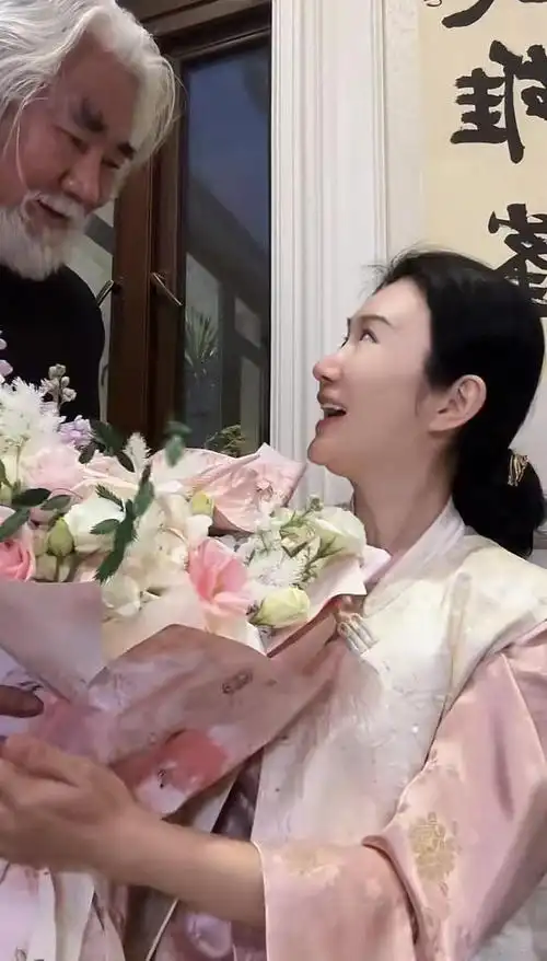 杜星霖回应网友质疑张纪中为老婆送上鲜花两人又撒了一把狗粮