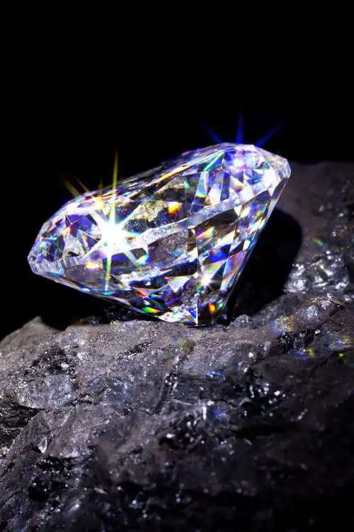 白色桌面上的钻石