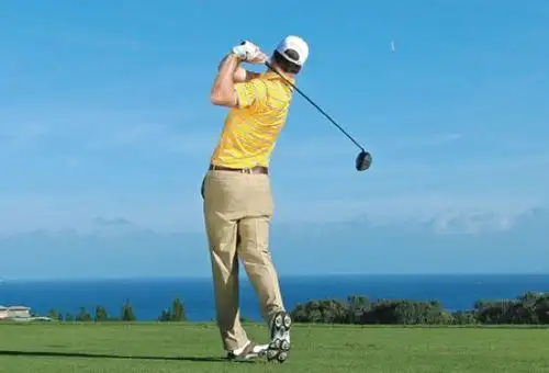 13 高尔夫之怎样挥杆动作 0 2011.05.31 1  下杆对着球,姿势要正确