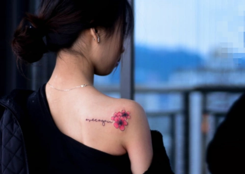 女生后肩纹身图片好看的肩部纹身图案4