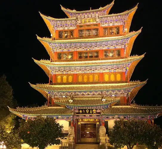 万古楼是丽江的标志性建筑,也是鸟瞰古城的最佳观景点.