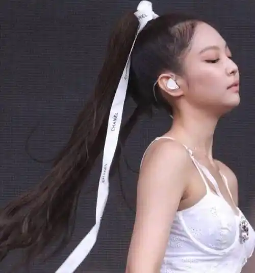 jennie把自己当礼物送人?