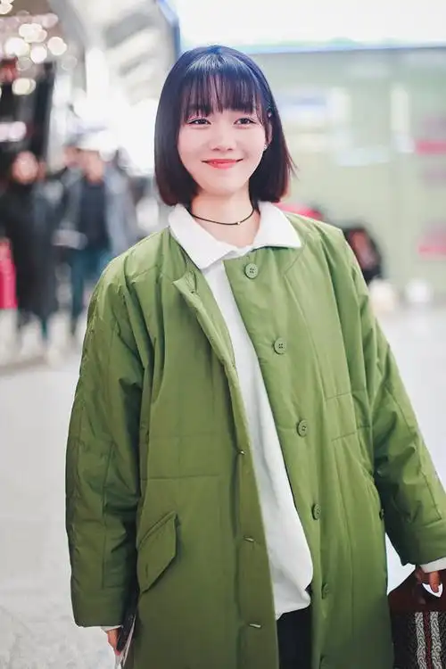 冬天的一抹绿色段奥娟穿棉服现身好吸睛留短发依然很有少女感