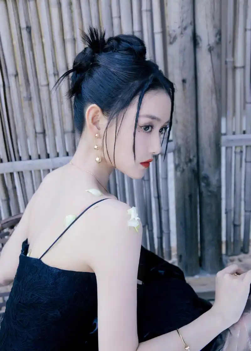 蒋依依,黑色吊带裙,明媚的小姐姐