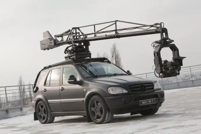 吕克 · 贝松的惊险汽车追逐戏是怎么拍摄的:车拍摇臂scorpio arm