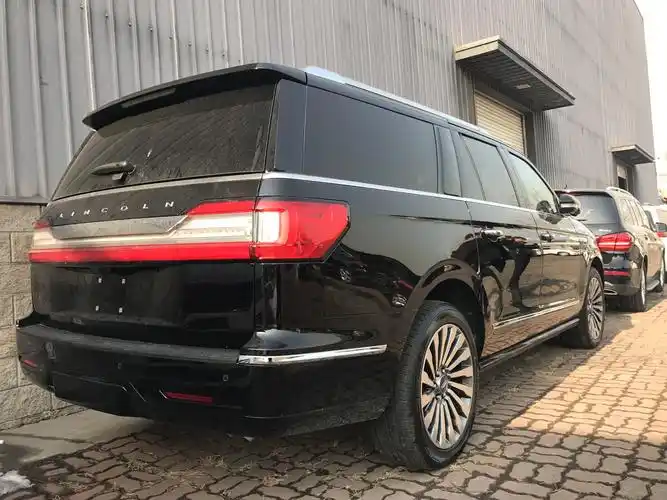 18款林肯领航员加长版全国首台到港抢眼