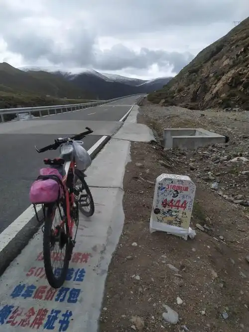 这样4个数字一样的路标,318川藏线上只有2个,另一个是3333.