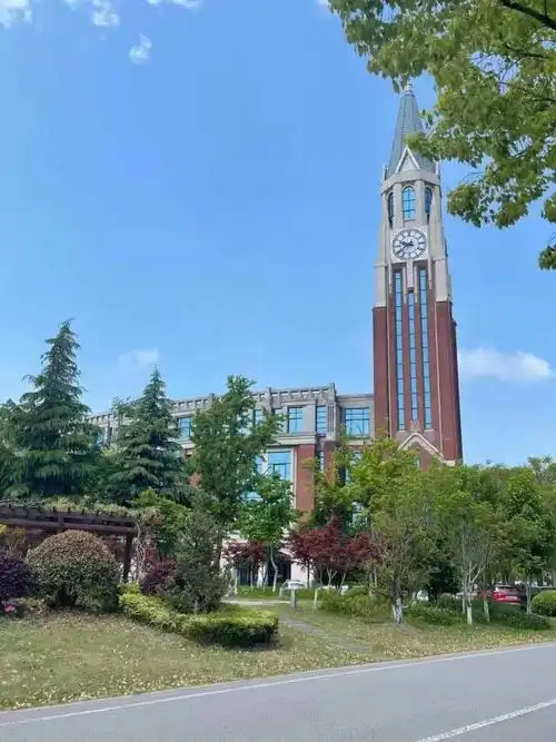 我昨天去华政松江校区,请了一位法学专业应届本科女生在附吃饭,拍了几