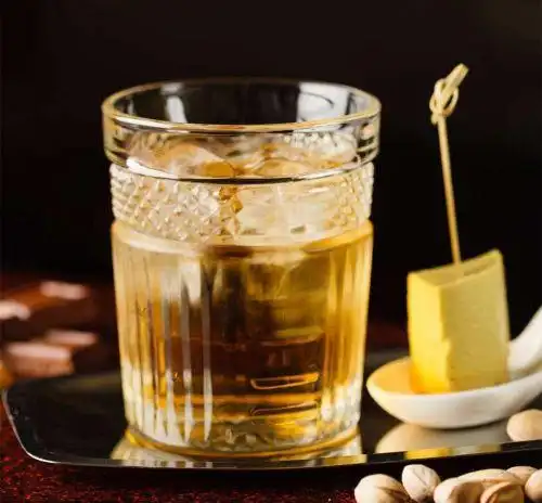 调制热威士忌托地鸡尾酒热威士忌托地鸡尾酒的制作方法丨调酒培训