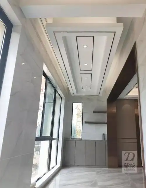 阳台 阳台吊顶做了悬浮式石膏板造型顶,简单饰以不锈钢金属条,扩充