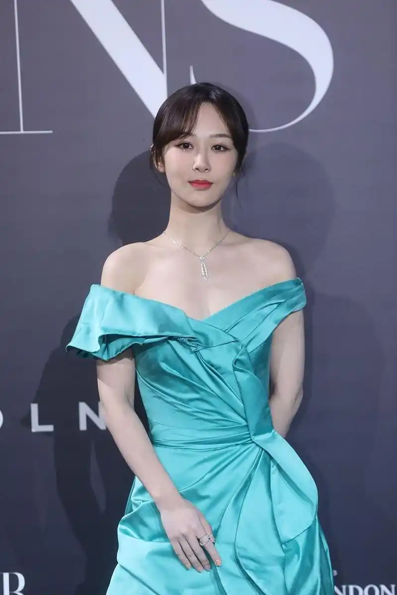 杨紫身穿一袭紫色礼服,彰显出优雅高贵的气质,让人眼前一亮.