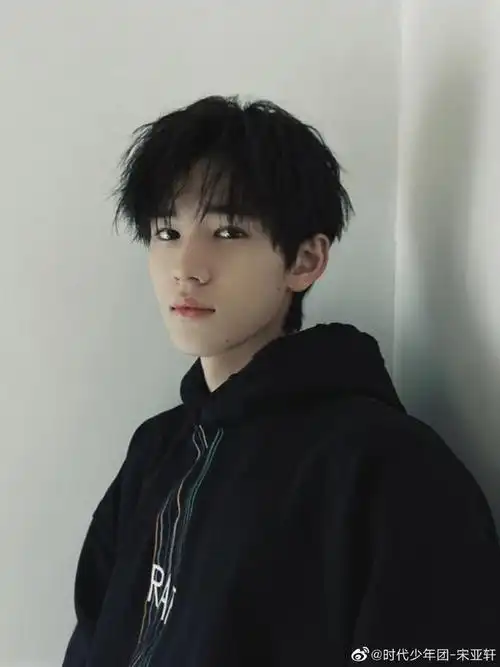 照片中的宋亚轩身穿黑色卫衣,简单帅气,不过小宋老师好像换发型了