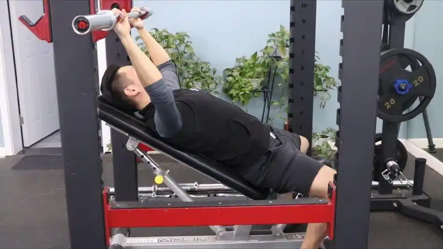 经典胸部训练杠铃上斜卧推让胸大肌更加饱满有型