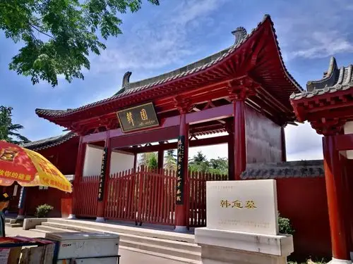 韩愈墓位于河南省孟县城西6公里韩庄村北半岭坡上,始建于唐敬宗宝历