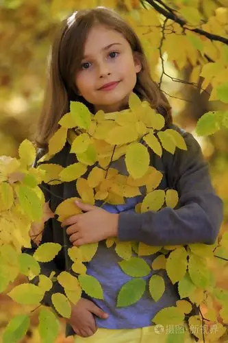 秋天的乐趣 —— 可爱的女孩,有着一段有趣在片秋色的公园