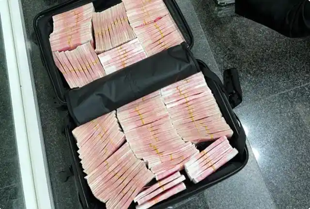 取出的现金正在装箱