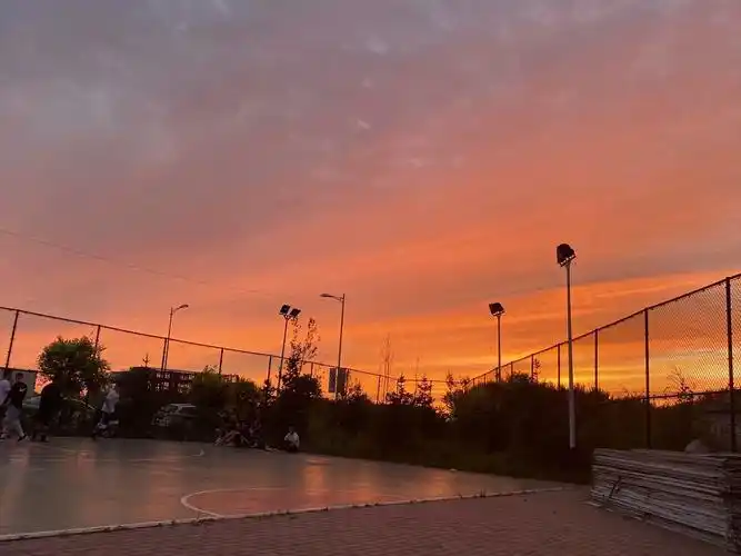 夕阳下的篮球场