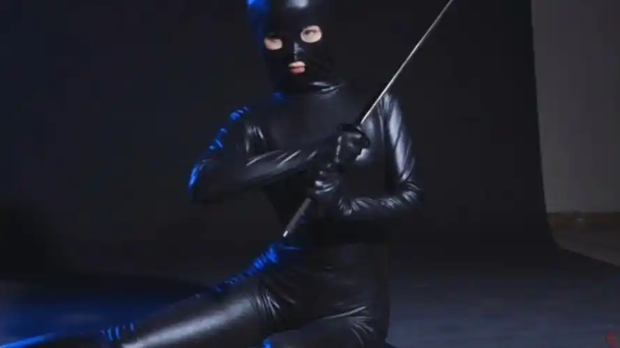 蒙面女杀手的紧身衣装扮