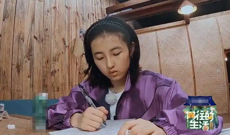 原创张子枫节目中做试卷题看清课桌上的笔经历过高考的人都懂