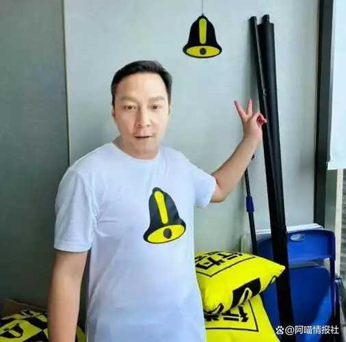 近日,一张吴彦祖近照在网上疯传,照片中的吴彦祖身宽体胖,有点撞脸