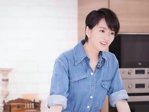 容祖儿巴黎看秀疑似遭遇咸猪手,别怕,姐也不是小白花(蛋糕门 梁咏琪)