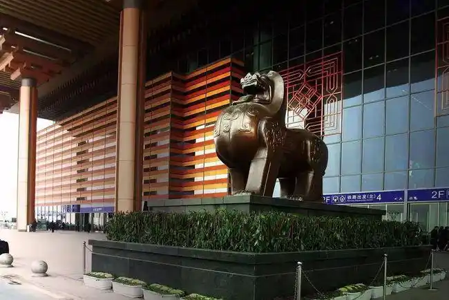 要修建中山门,当时国库空空没有钱财,丞相刘伯温就建议朱元璋, 请貔貅