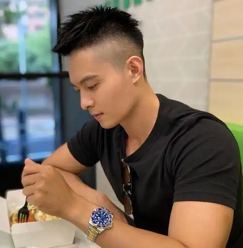 两边剃短的男士发型,推荐子弹头发型