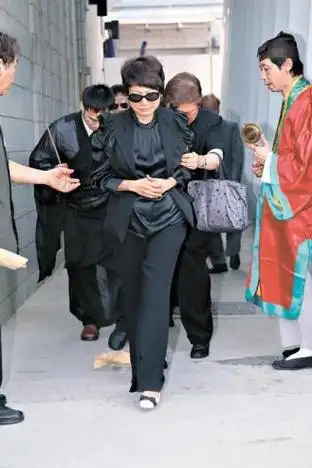 群星出席邓光荣葬礼张学友老婆罗美薇落泪组图2