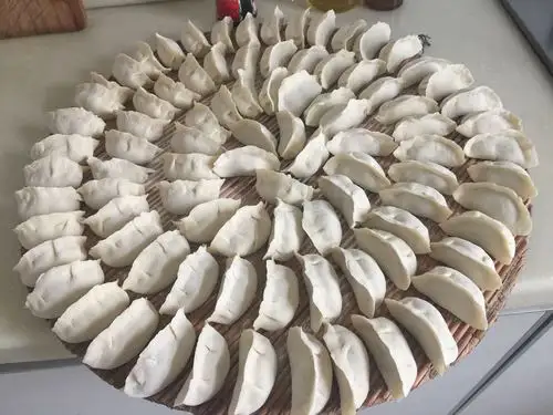 自己屋里全手工饺子,从皮到馅,自己擀自己包,全家老少都喜欢.