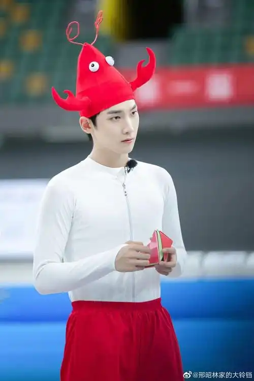 进来投票,娱乐圈狐狸眼男人,谁更钓?