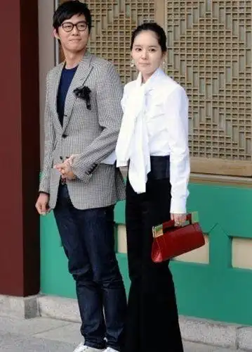 p>韩佳人(han ga in),本名"金贤珠",1982年2月25日出生于韩国首尔市