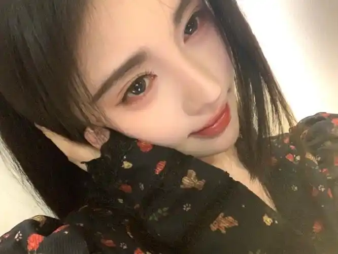 鞠婧祎嘴角##鞠婧祎棕色卫衣