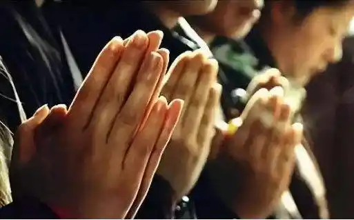 千万不要和佛祖做交易 只有虔诚地跪拜 佛祖才会护佑你_烧香拜佛