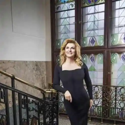 克罗地亚美女总统,身材傲人被喷胸大,做出六大惊世举动,爱足球