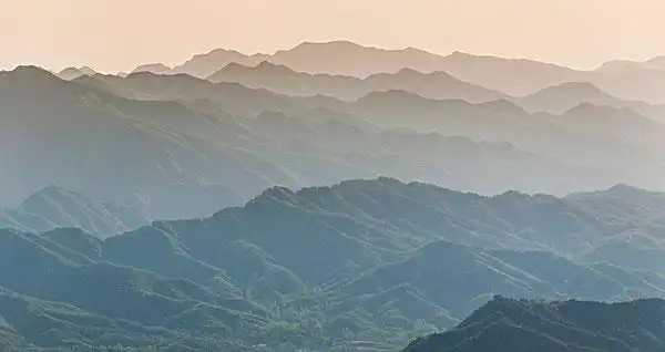 起伏连绵的山峰