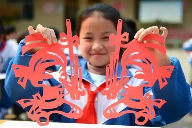 学生展示剪纸作品 返回搜