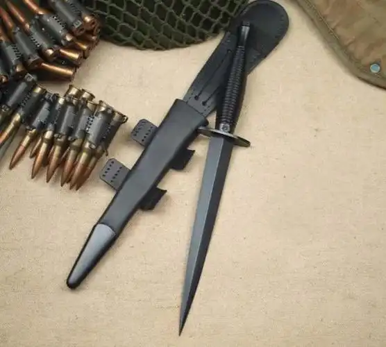 这种匕首诞生在二战期间的1942年,作为"英国皇家特种空勤团"的象征,又