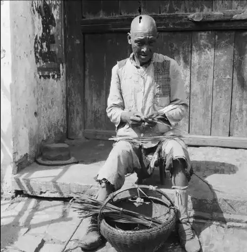 编茅草,在旧社会茅草对于穷人有很重要的作用.