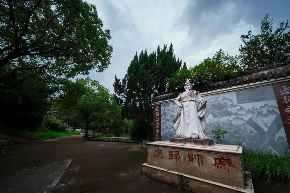 戚帅归来 丨 义乌市戚家军纪念馆  有城楼,有塑像, 有湖,有亭,有孔桥