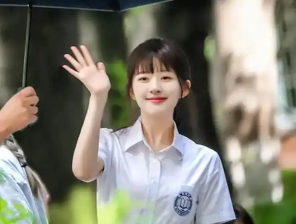 赵露思韩风校服高马尾,偷偷藏不住赵露思发型半高马尾图2