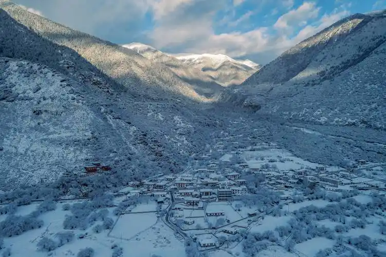 壮美的雅鲁藏布大峡谷雪景