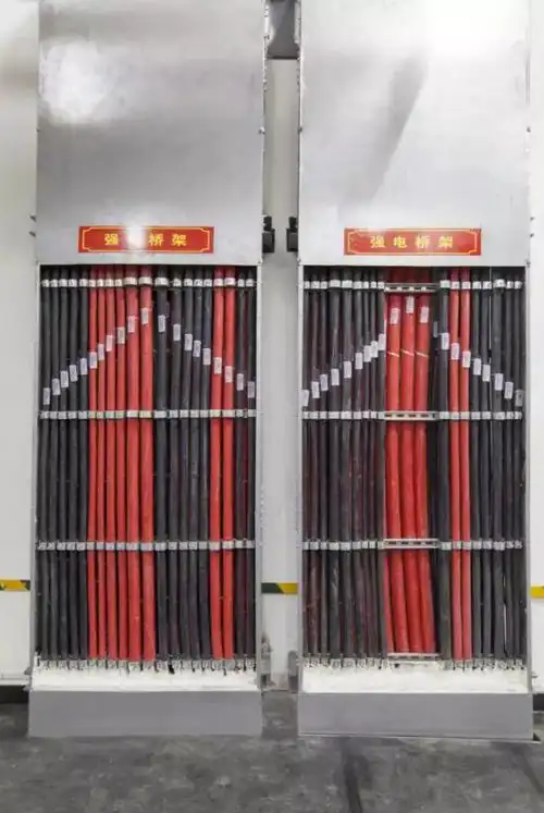 合理配电房内配电柜安装布置合理,安装垂直牢固,电缆沟内线缆铺设有序