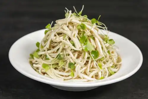 香椿苗拌豆腐丝 凉菜